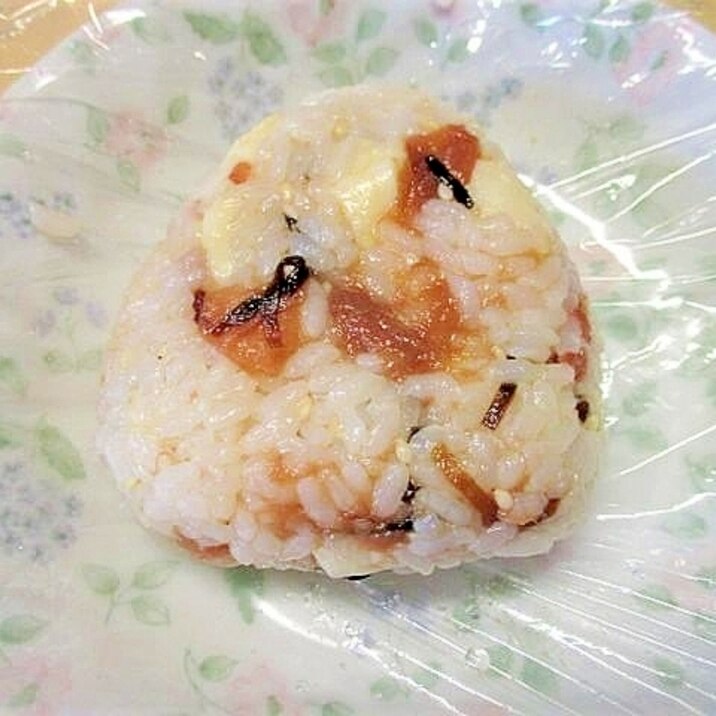 蜂蜜梅・チーズ・塩昆布・胡麻のおにぎり